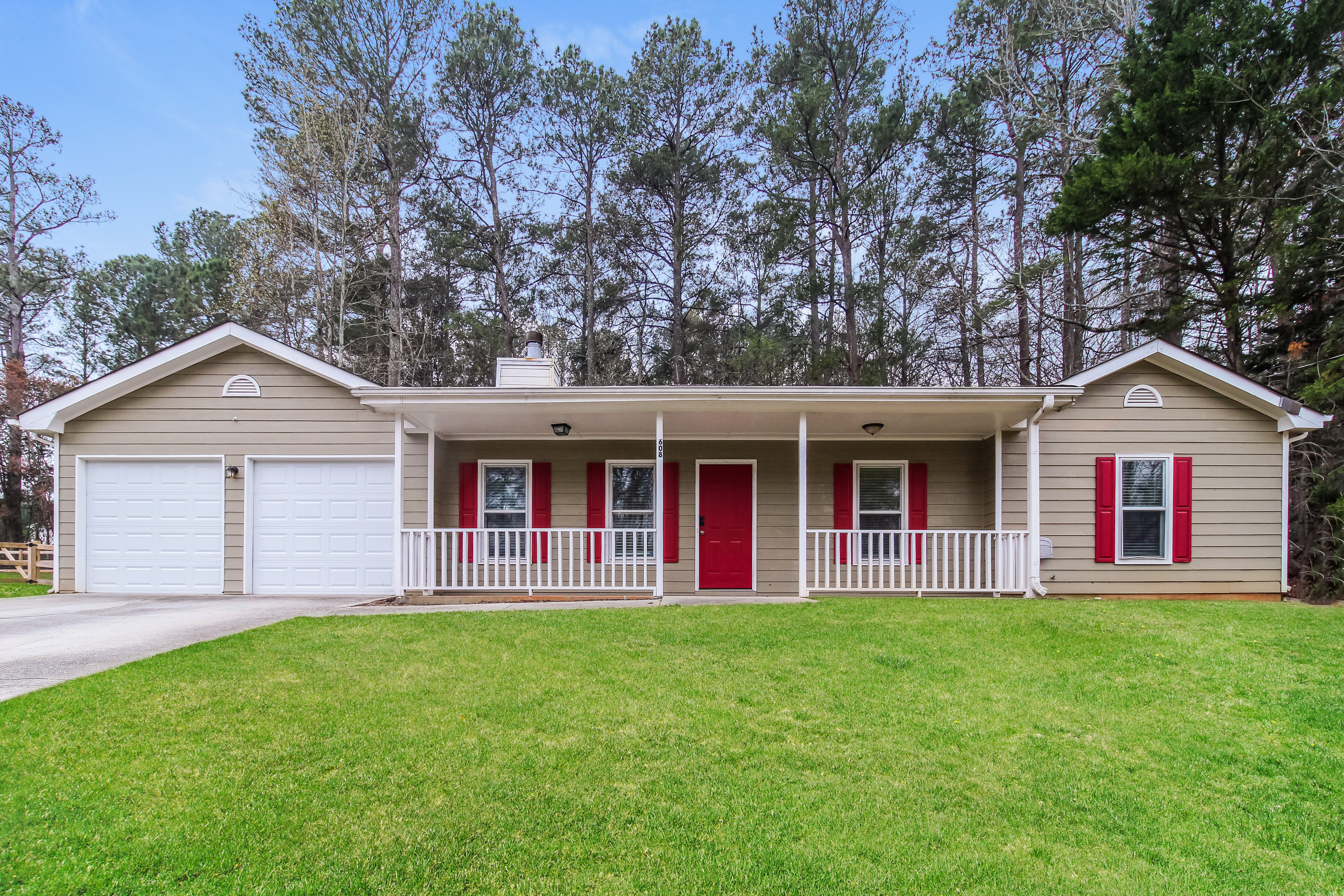 608 Hunters Cove Ln Loganville, GA 30052